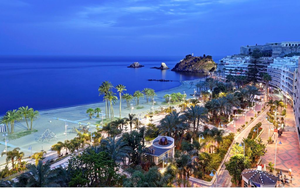 transfer from Almuñecar to Málaga airport nighttime foto
