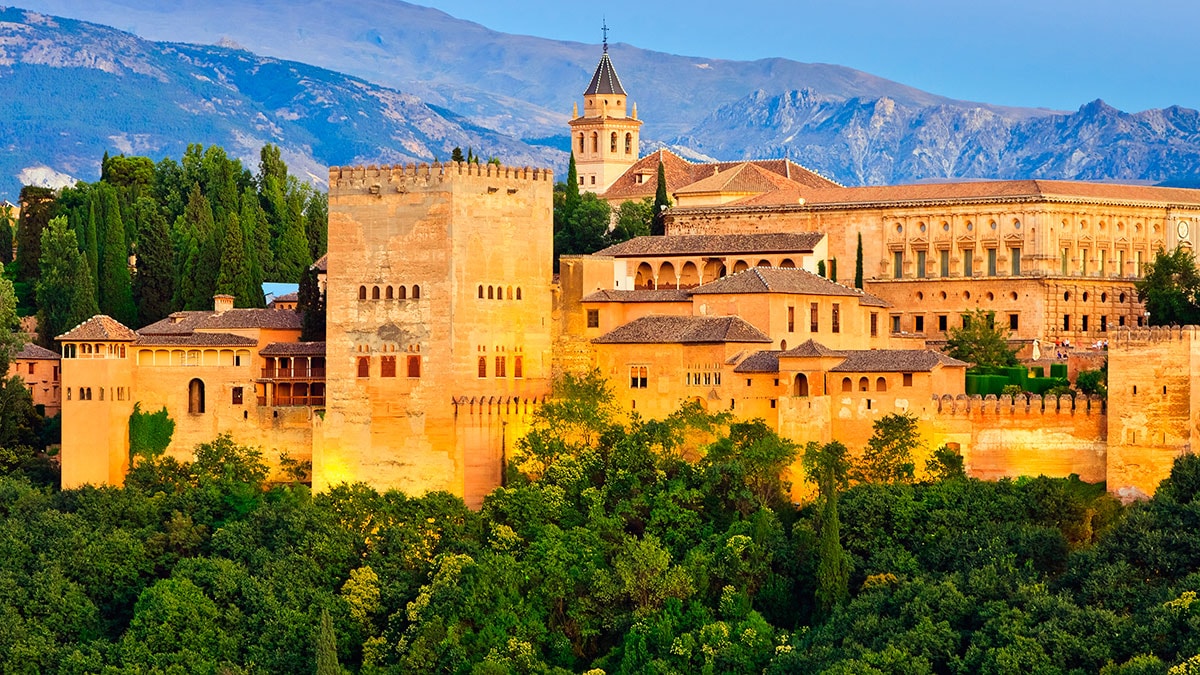 If you want a transfer to Granada contact our services! | Get more info here